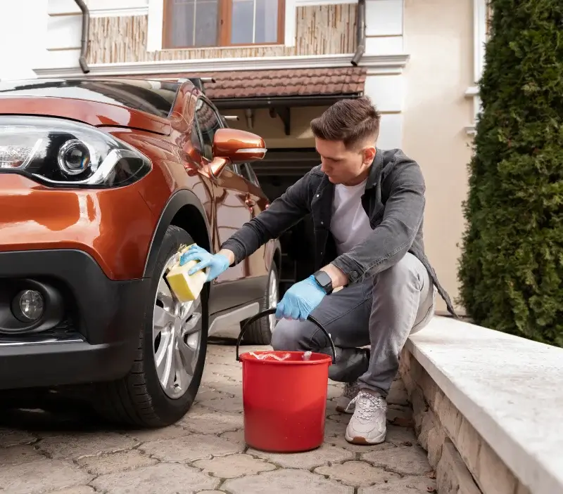 Lavage auto à domicile Le Vert : professionnel intervenant sur un véhicule